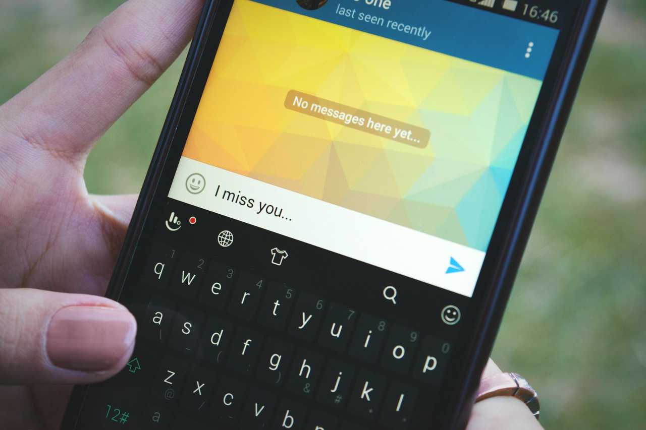 I miss you message written in a phone