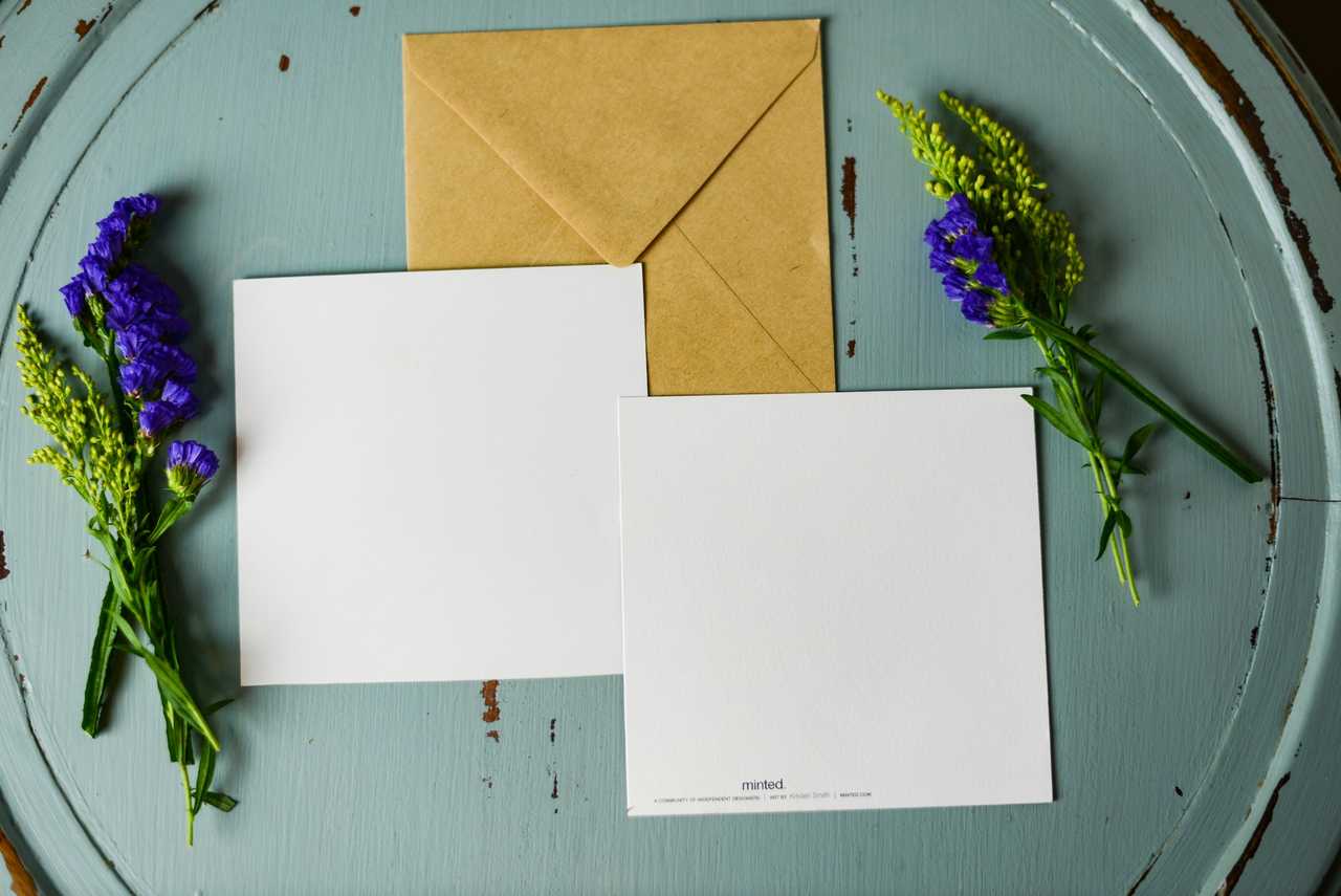 blank greeting cards, an envelope and flowers