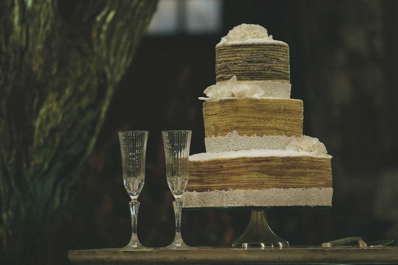 wedding cake and two glasses of champagne