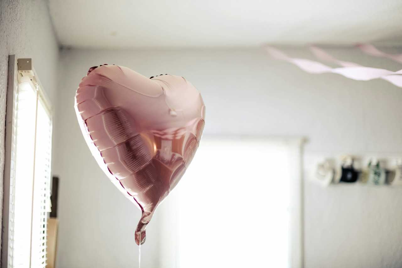 pink heart-shaped balloon for valentines day to wife