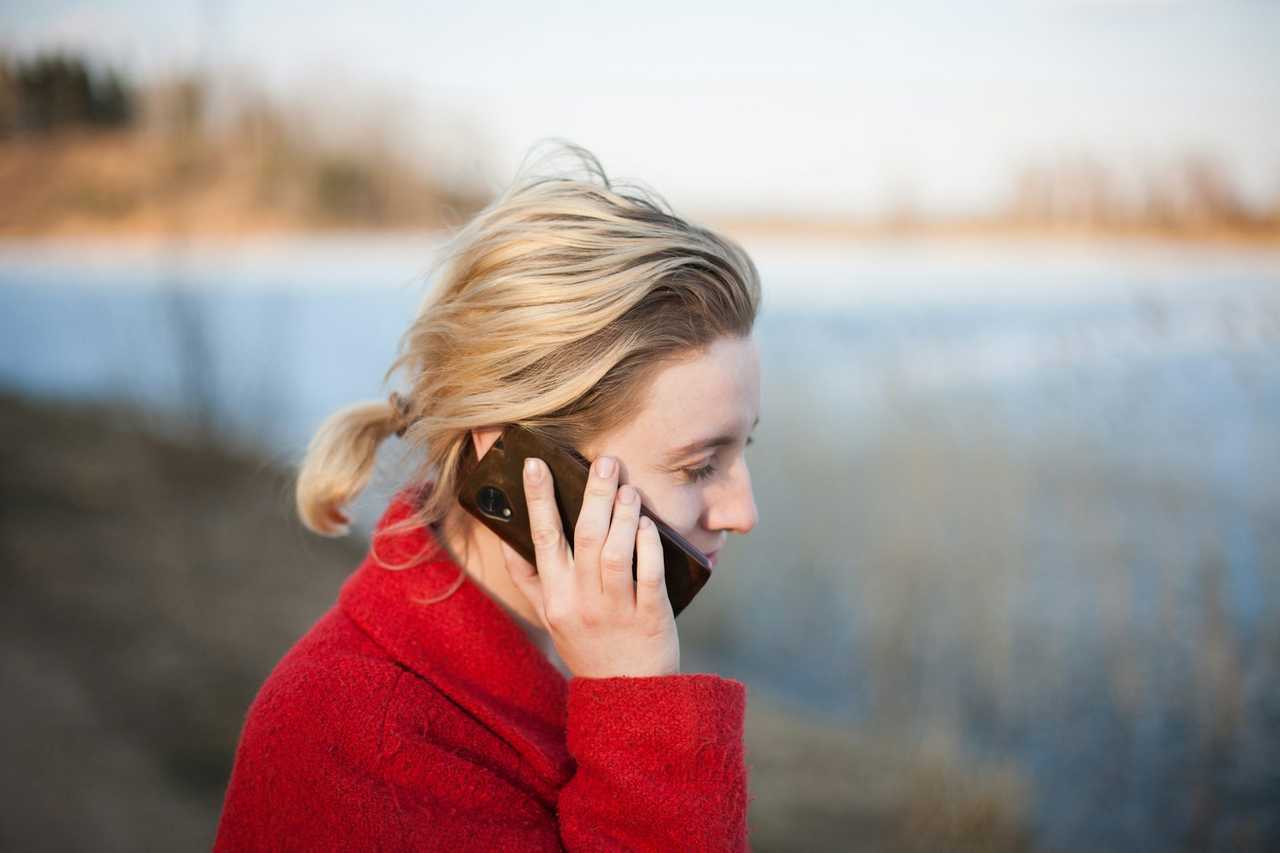 woman talking on the phone with her long-distance boyfriend saying Valentine messages for boyfriend