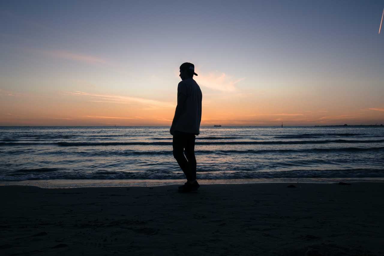 man walking in the beach alone in the dusk saying romantic i miss you love messages