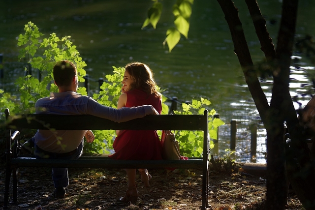 featured image thumbnail for post 🎯 75 Good First Date Questions to Have an Amazing Time