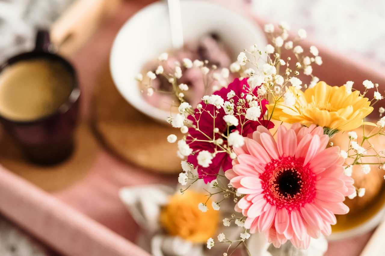 detail of a flower arrangement in a breakfast in bed table to send good morning sweetheart messages