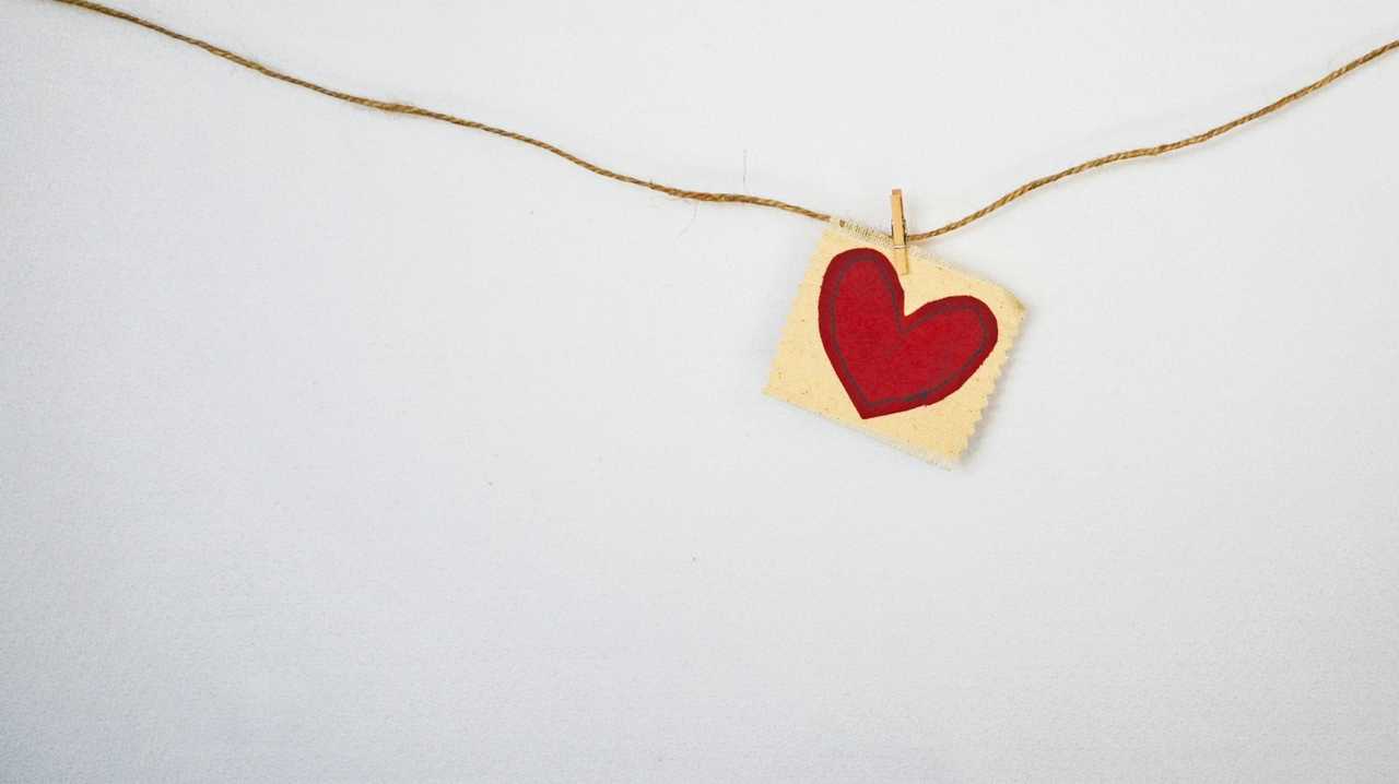 drawing of a heart fixed in a string for a be my valentine message