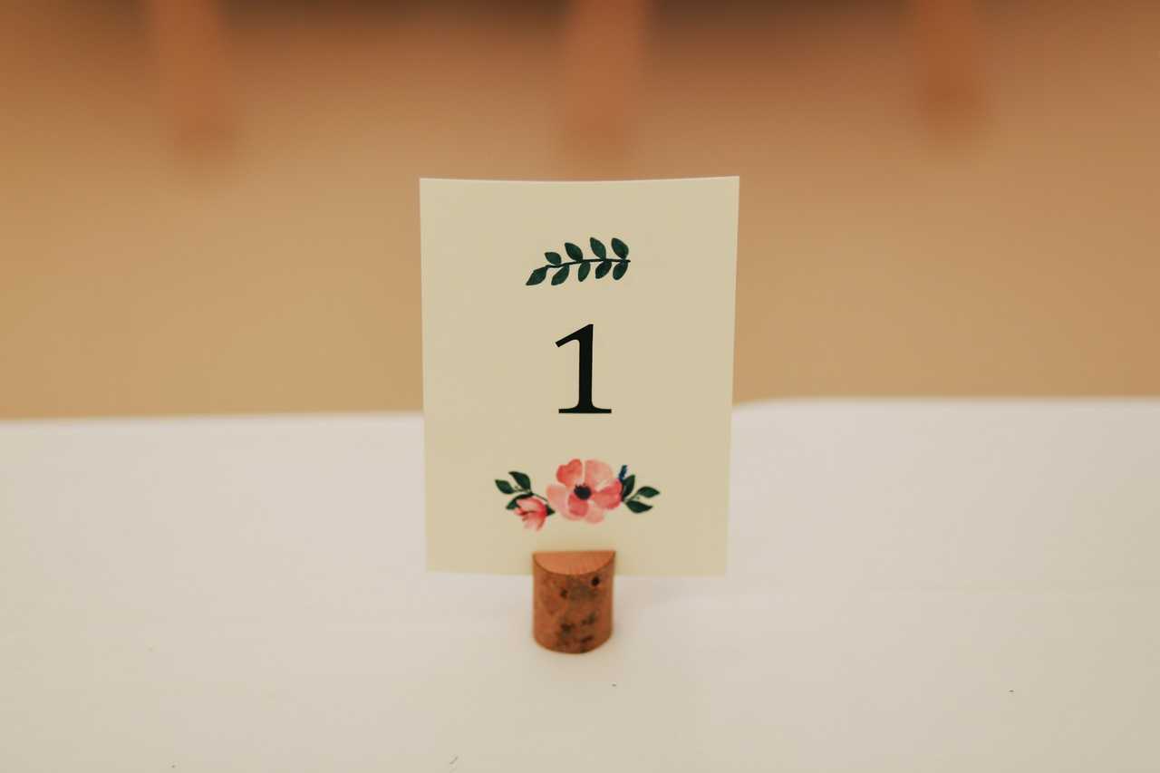 1 sign in a table for 1st wedding anniversary